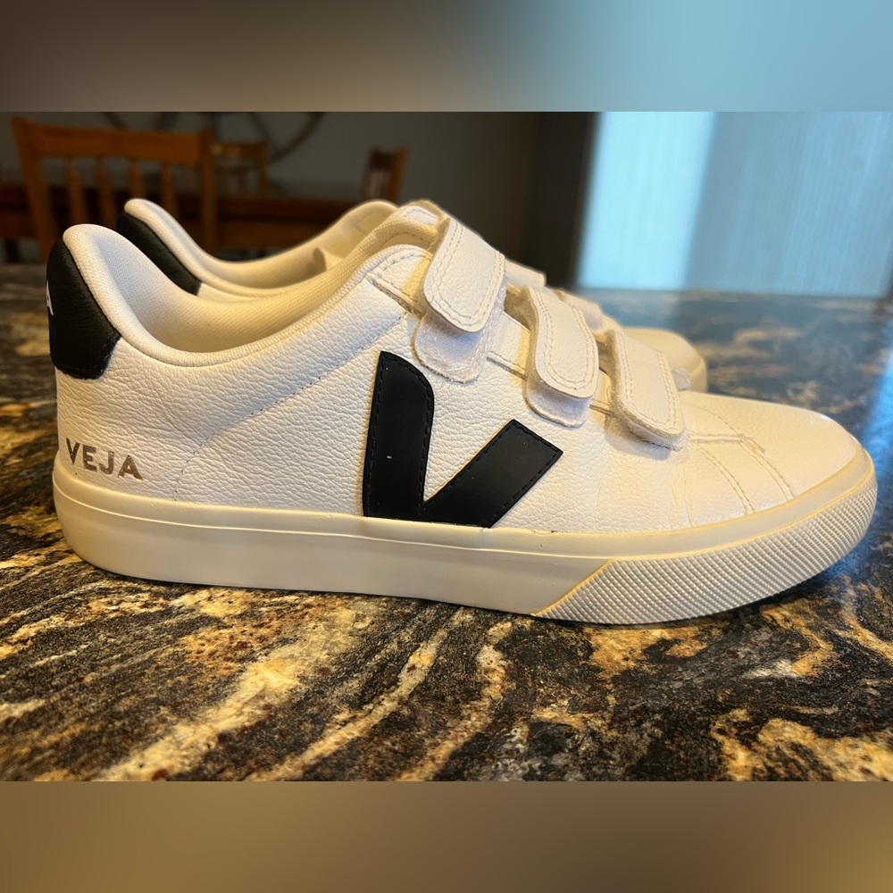 Veja women’s shoes size 9. Worn twice. Great condition. No box.